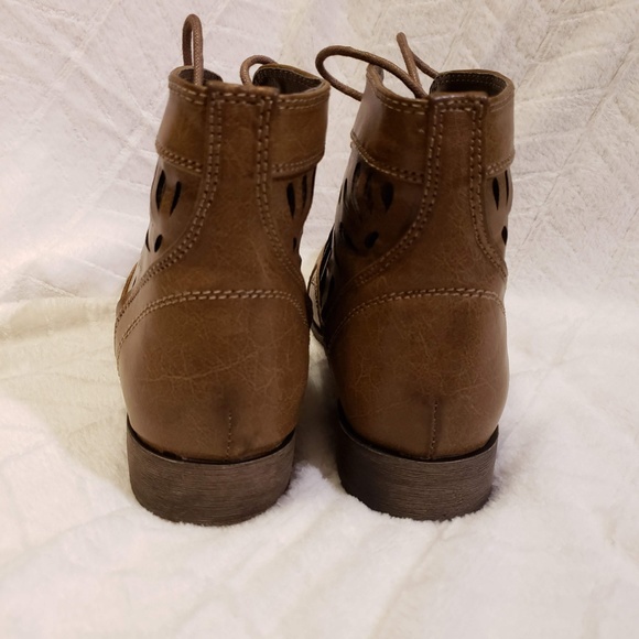 Wanted Taupe Bravado Ankle Boots w/side holes NIB! - Picture 5 of 8